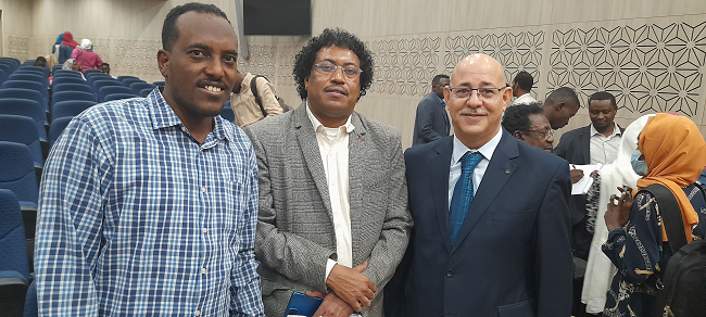 الأمين العام لتحالف الحقوقييين والإعلاميين، بكي بنعامر رفقة إعلاميين من السودان