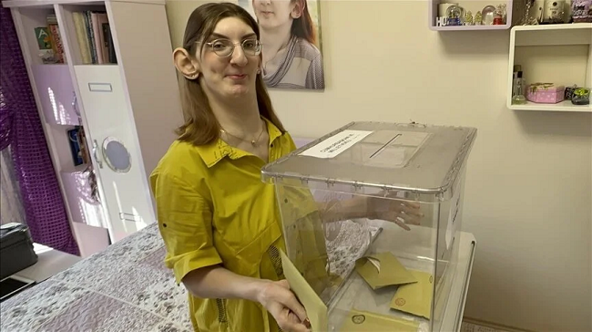 رميسة غلغي صاحبة الرقم القياسي كأطول امرأة في العالم بصوتها في الانتخابات التركية